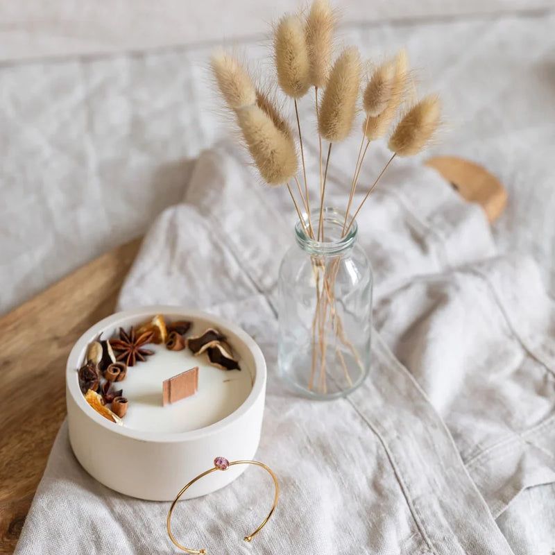 Bougie, bouquet de fleurs et un bracelet