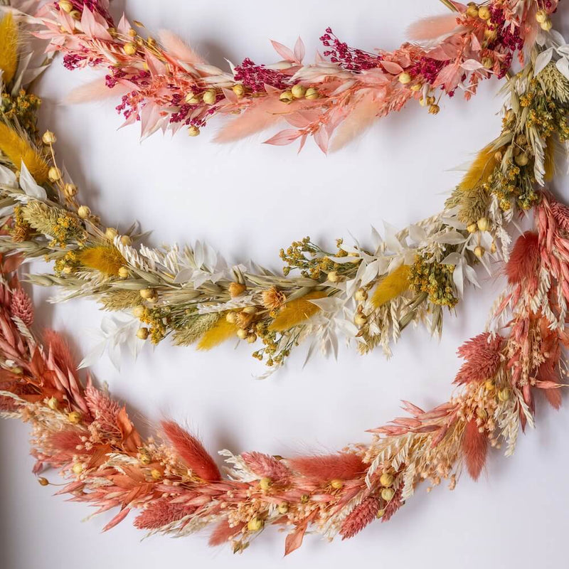 Déco avec des couronnes de fleurs séchées