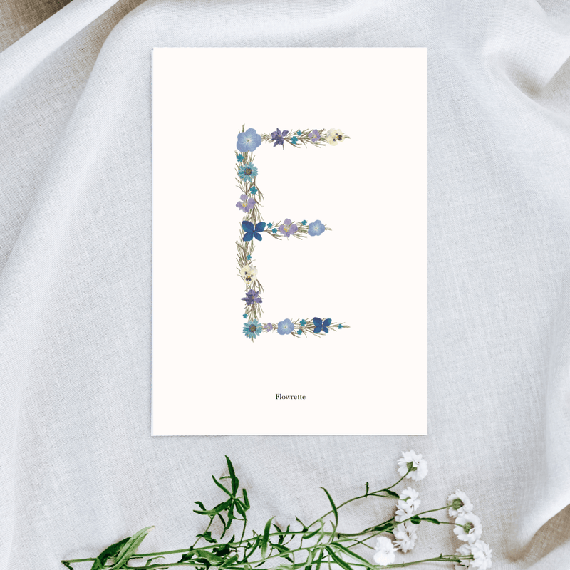 petite-affiche-herbier-lettre-flowrette-bleue