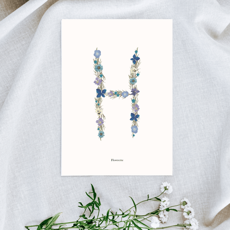 petite-affiche-herbier-lettre-flowrette-bleue