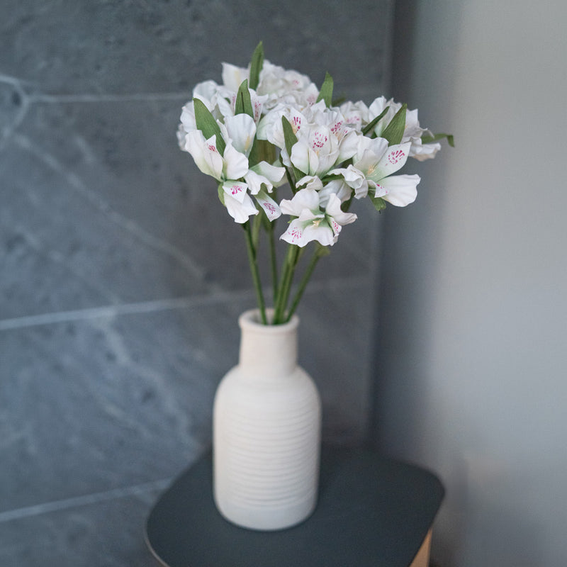 Lirios incas en papel blanco y verde.