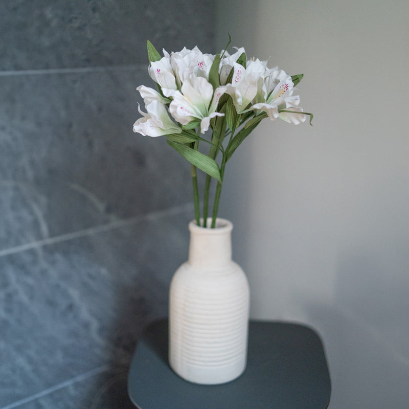 Lirios incas en papel blanco y verde.