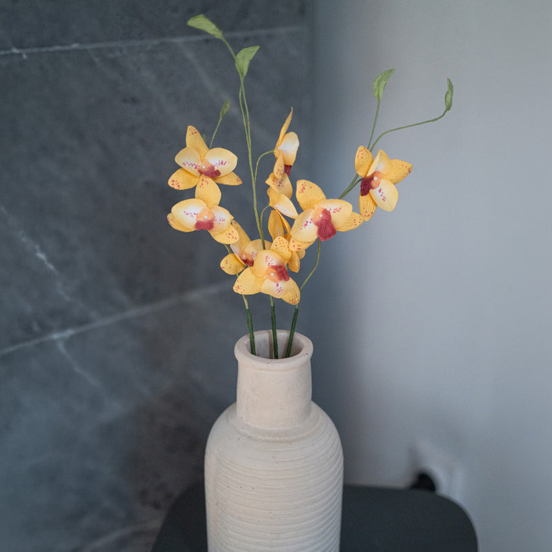 Orquídea Vanda en papel amarillo.