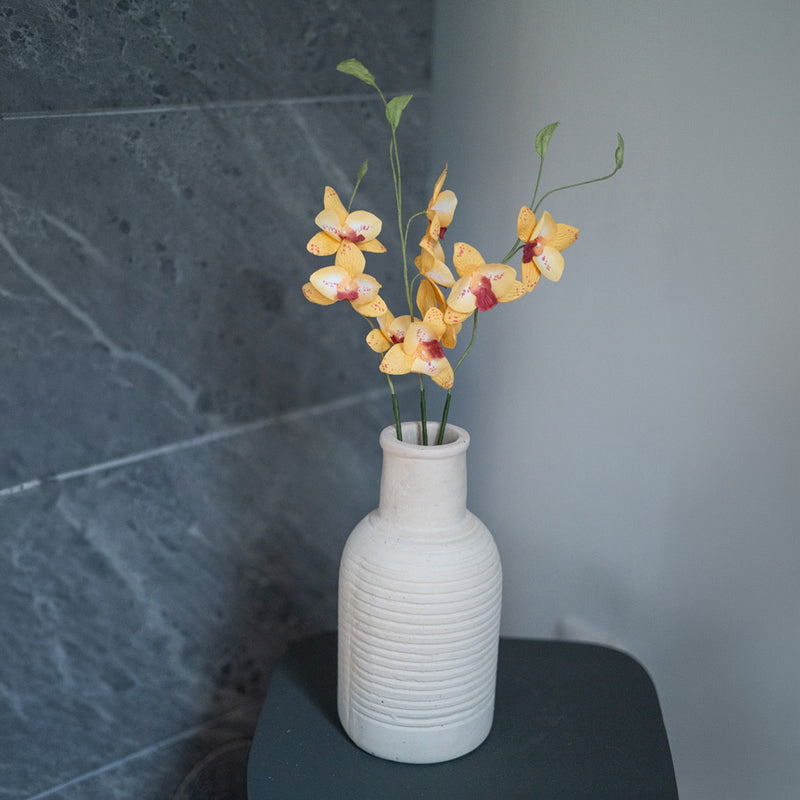 Orquídea Vanda en papel amarillo.