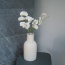 Guisantes de olor en papel blanco y verde.