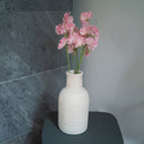 Guisantes de olor en papel rosa claro