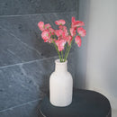 Guisantes de olor en papel rosa oscuro