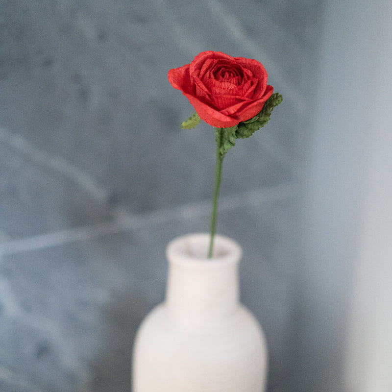 Rose rouge en papier