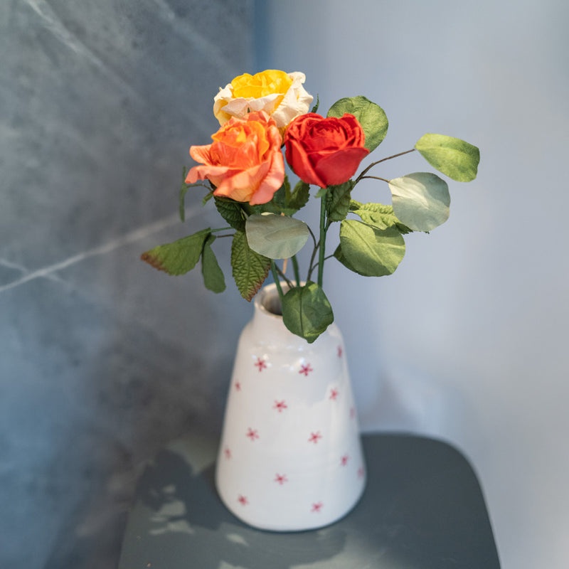 Trío de rosas de papel