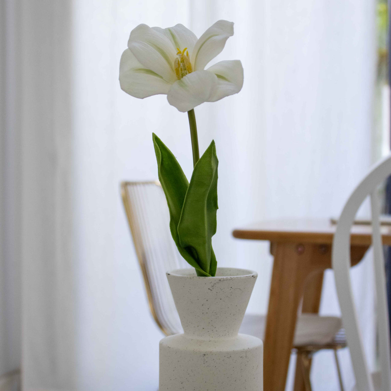 Tulipe ouverte blanche artificielle real touch à la tige x1, fausse fleur réaliste, déco florale intérieure