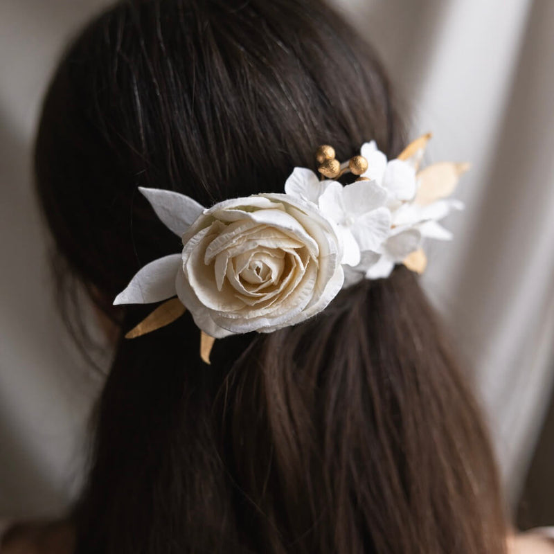 accessoire-cheveux-mariage-fleurs-en-papier-peigne-dore