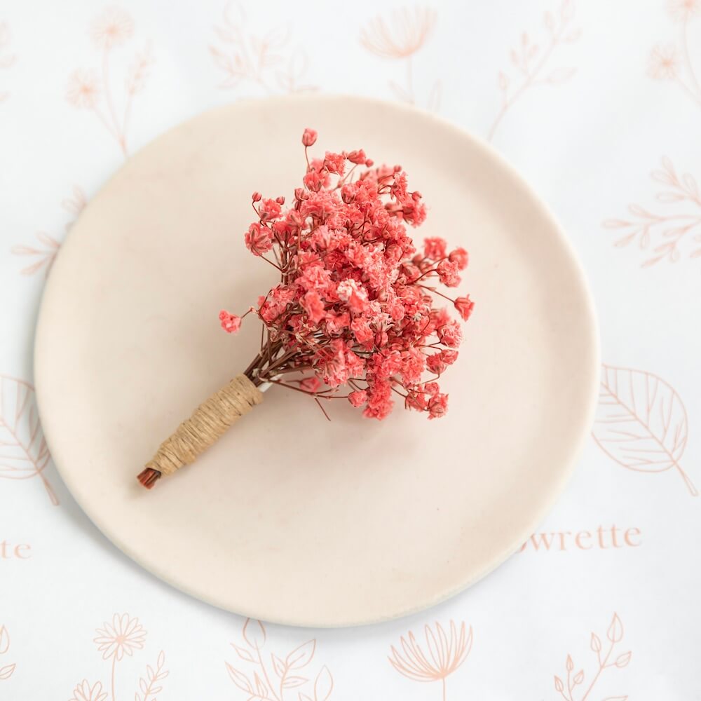 Boutonnière gypsophile rose