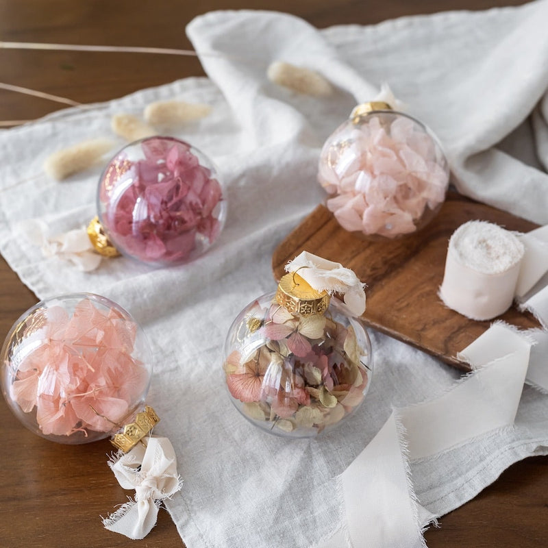 boules-de-noel-avec-fleurs