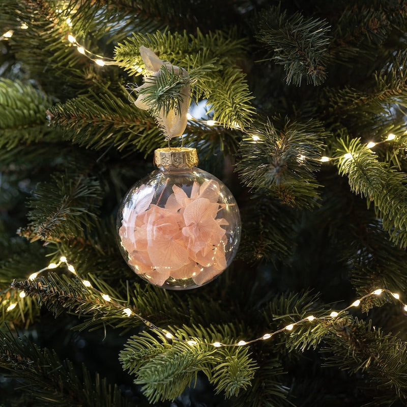 boules-de-noel-avec-fleurs