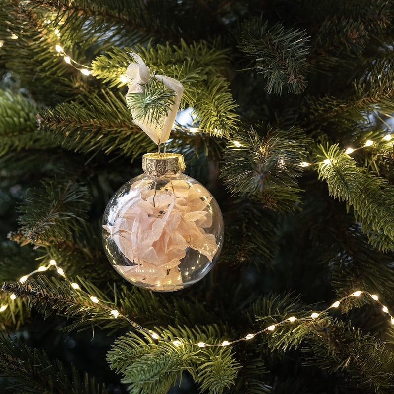 boules-de-noel-avec-fleurs