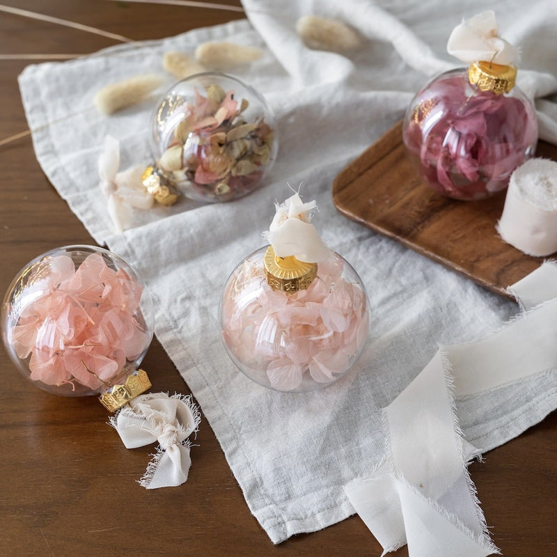 boules-de-noel-avec-fleurs