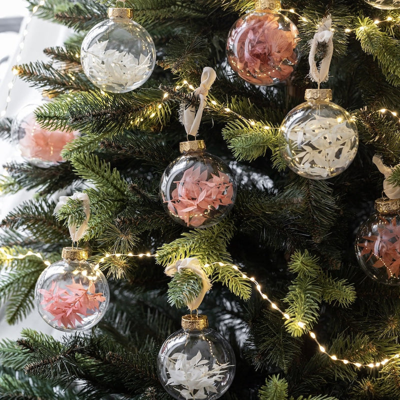 boules-de-noel-avec-fleurs